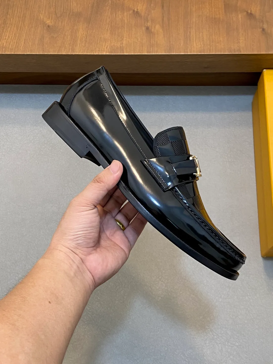 💰920 LV GLOVE slip-on loafers, top quality products produced in Guangzhou, ready for sale! These LV Glove loafers are made of selected soft crystal sheep leather. The leather surface has a slightly wrinkled texture and a very high-end texture. Each pair is unique. The leather surface is light and soft, with a delicate texture and good luster. It is a classic loafer style, with exquisite handmade mark stitching on the toe, and a square toe configuration to highlight the classic style. The horizontal band has hot-printed LV three-dimensional letters, semi-solid handcrafts and a genuine leather outsole, and a rubber patch on the heel to create wear-resistant performance and comfort. One of the must-have loafers for men! Comes with full original packaging! Code number: 39-40-41-42-43-44 (45 customized) standard leather shoe code